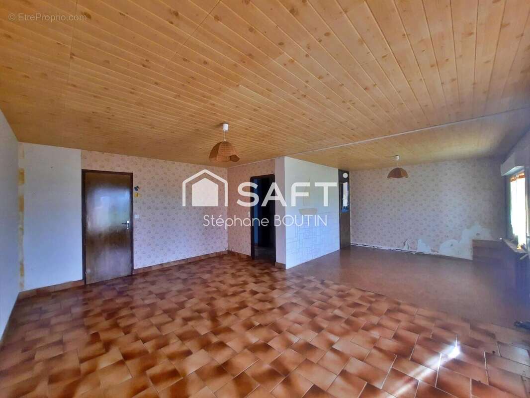 Maison 205 m² à La Chapelle-Themer  - photo 3
