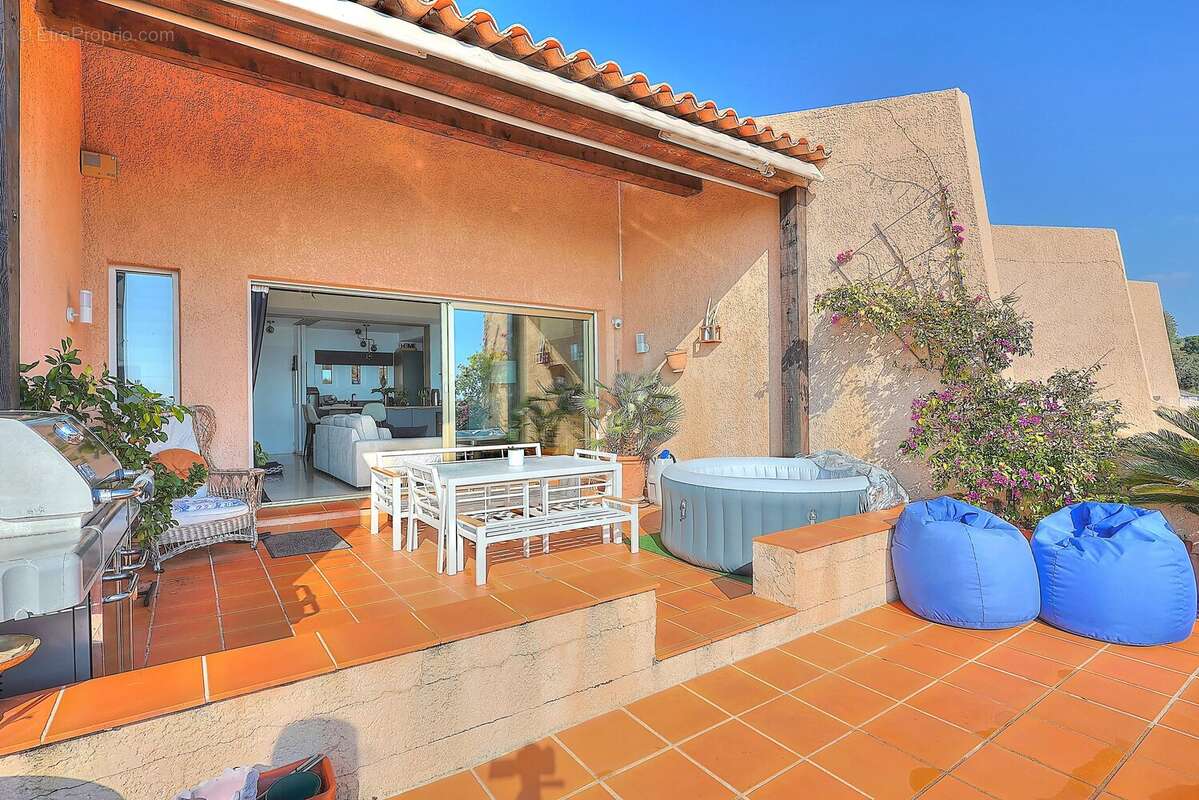 Appartement à VALLAURIS