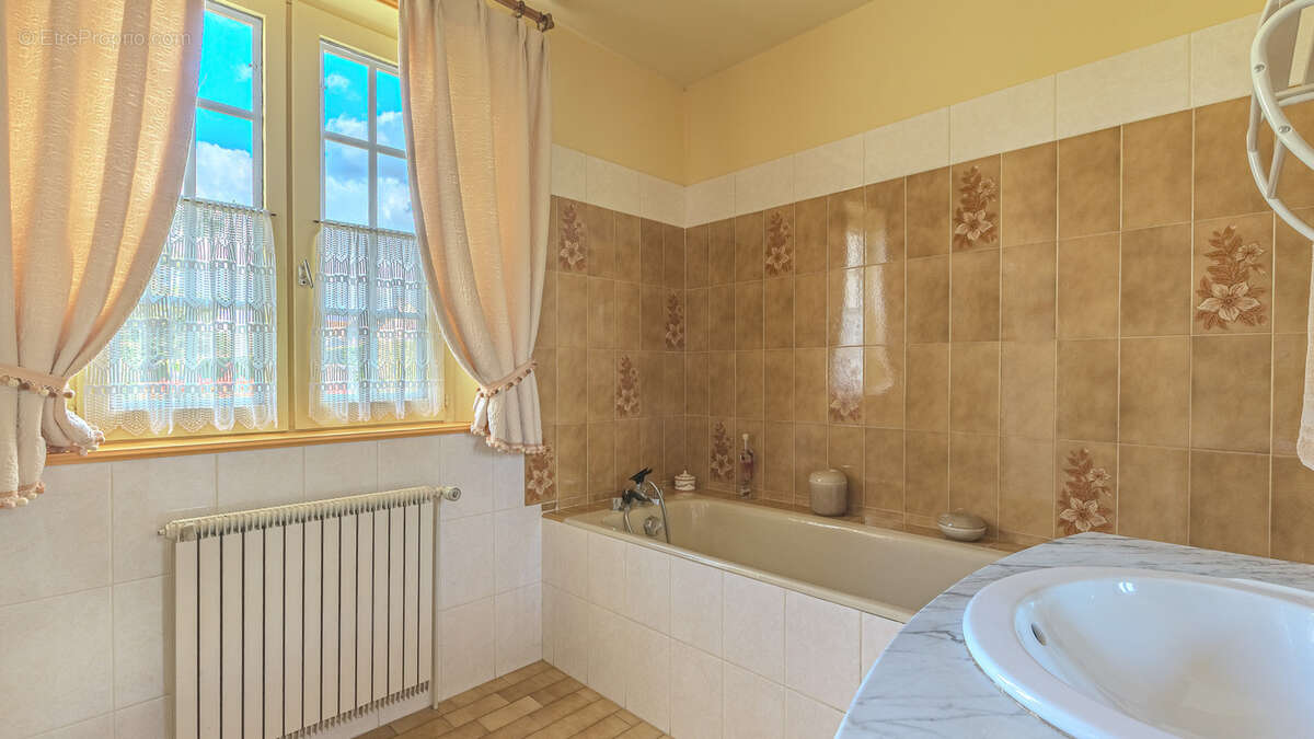 Maison à AVILLY-SAINT-LEONARD