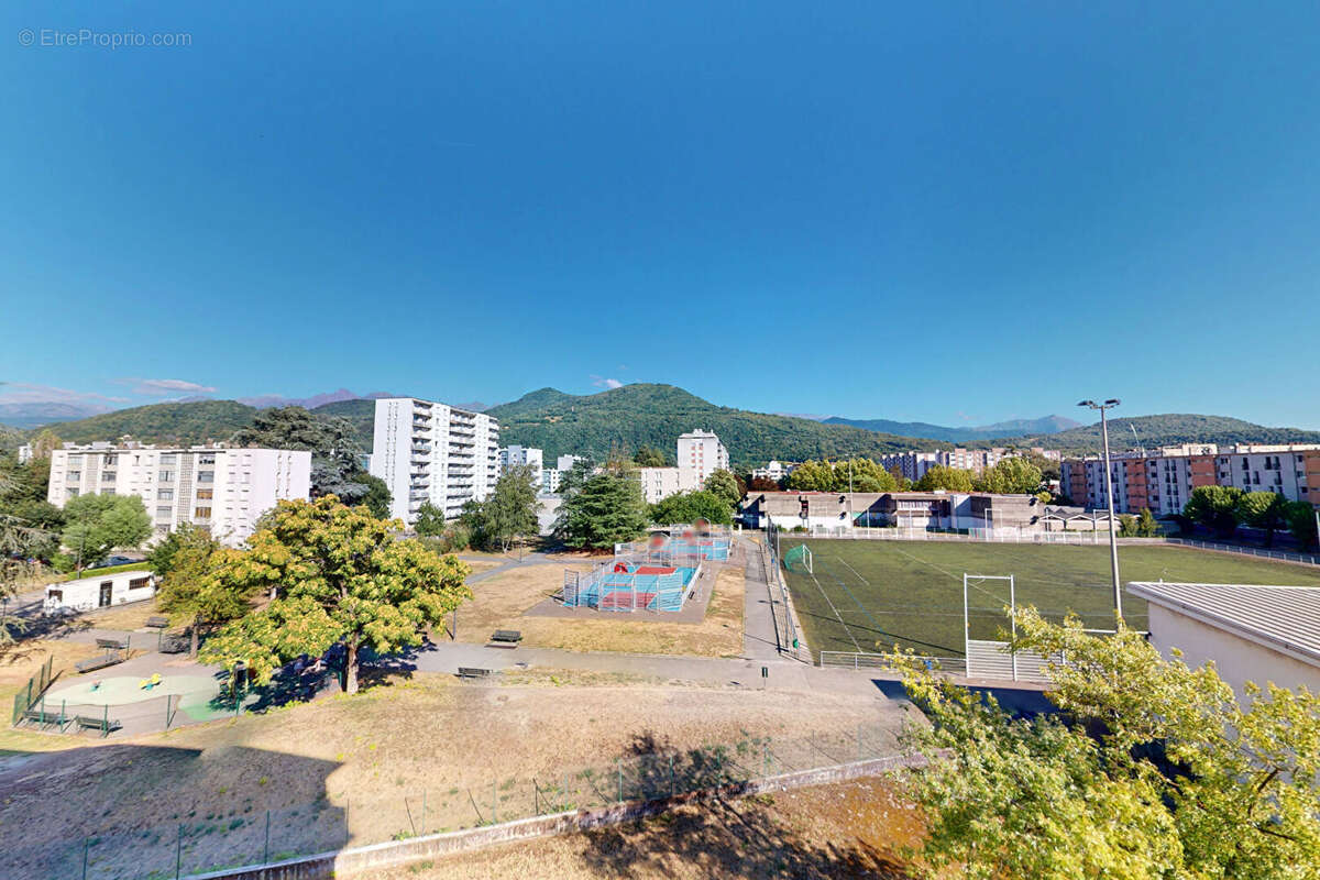 Saint-Martin-d'Hères  T5 rénové de 85 m² au 3ème étage avec parking - photo 12