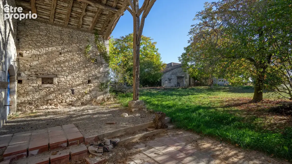 Beau potentiel pour cette propriété en pierre à rénover avec une maison, une grange et un terrain 7802 m2 avec - photo 19