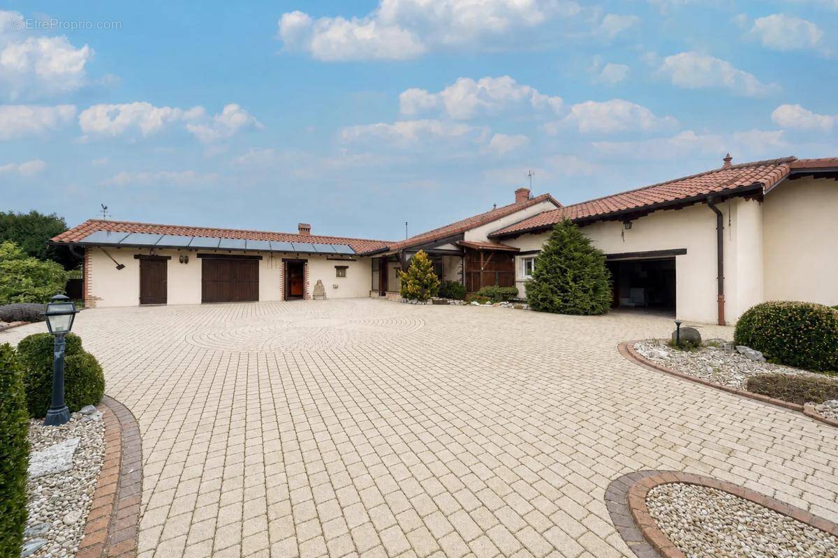 Maison à BAGE-LA-VILLE