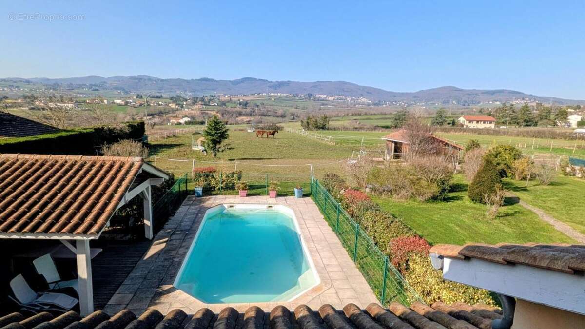 Villa familiale de 212m² - vue Monts du Lyonnais - calme absolu - piscine - grand terrain - photo 9
