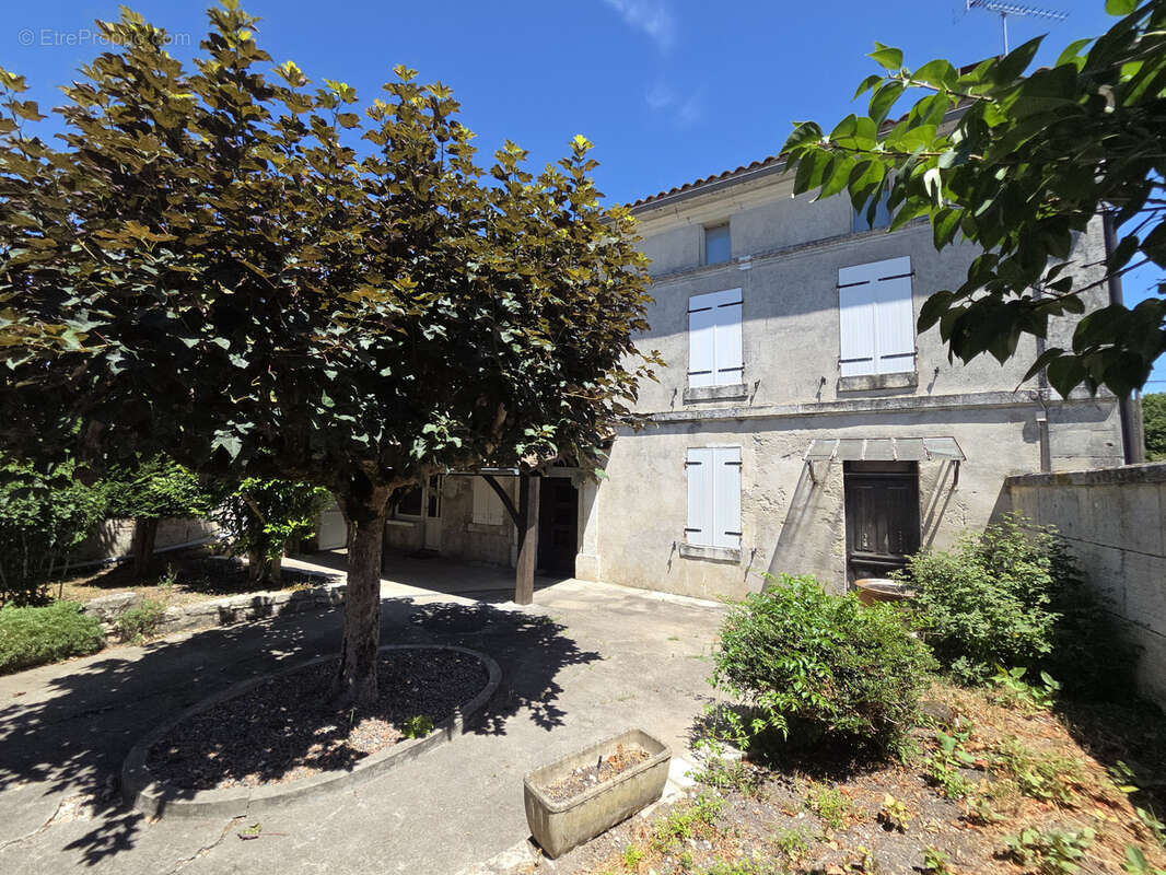 Maison à SAINT-MEME-LES-CARRIERES