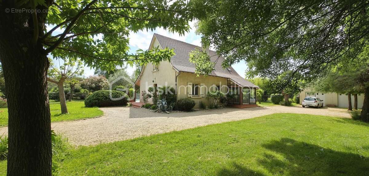  COUP DE CŒUR – Maison familiale avec piscine sur un parc de 3 600 m²- Double garage - Â SAINT SEURIN SUR L'ISLE - photo 2