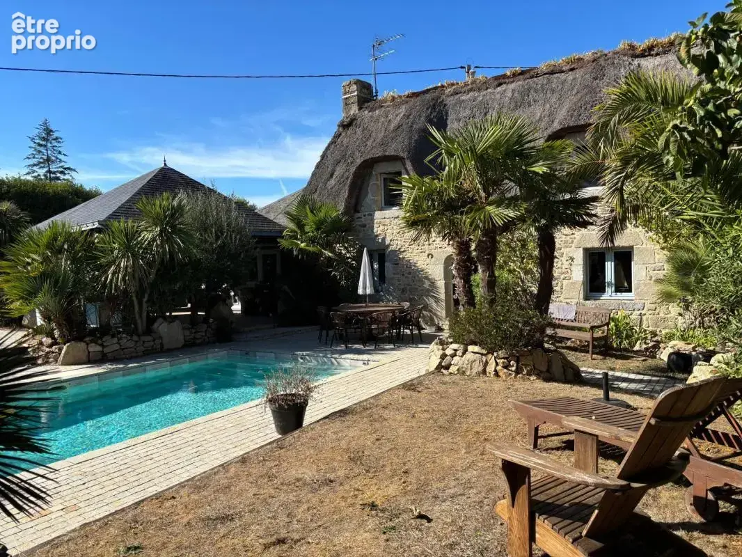 Belle longère de charme avec toit de chaume, piscine et dépendance - photo 2