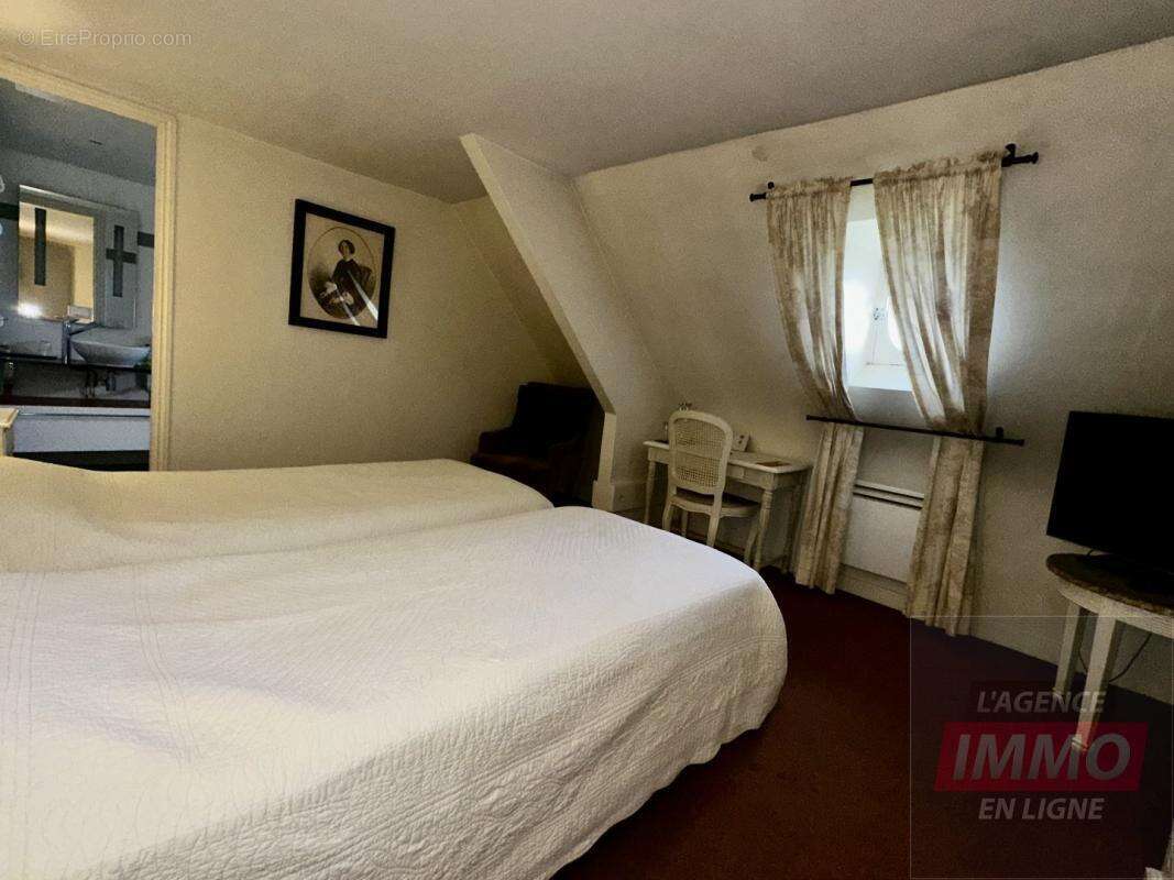Maison 680 m² à Pontoise  - photo 20