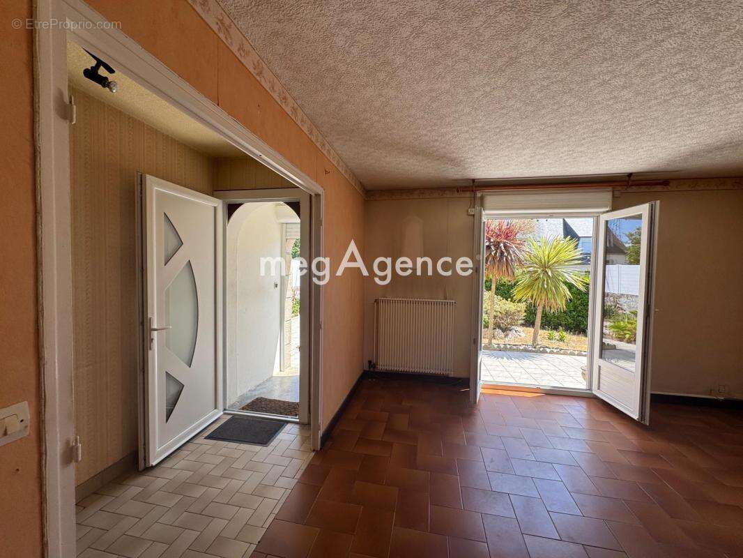 Lanester – Maison 3 chambres avec garage, jardin clos et beau potentiel - photo 3