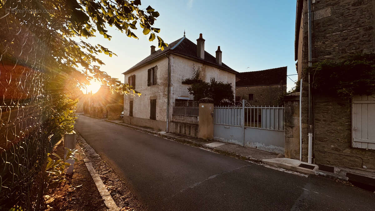 Vente en Exclusivité à Pontaubert - Charmante Maison de caractère avec jardin de 1467 m2 au prix de 235 400 €. - photo 4