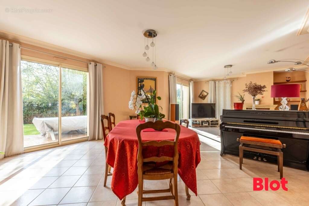 Maison à VEZIN-LE-COQUET