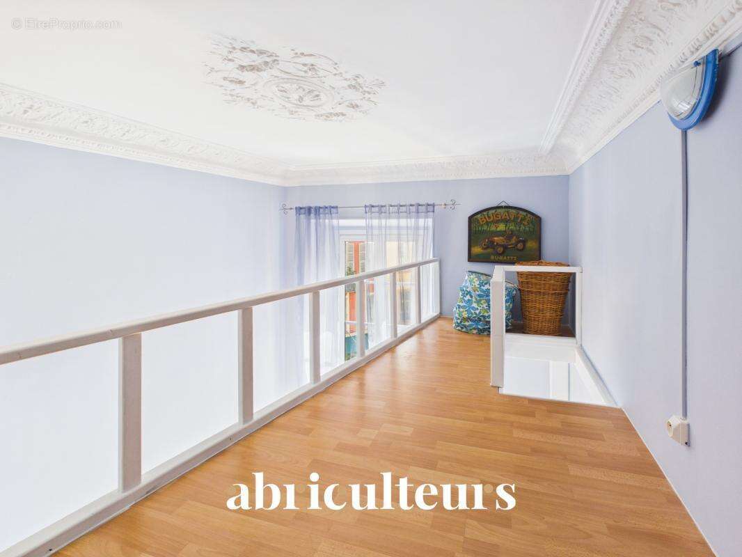 Superbe appartement traversant rénové de 136,81 m² – Trois balcons – Garage – À 30 mètres du Port de Nice - photo 18