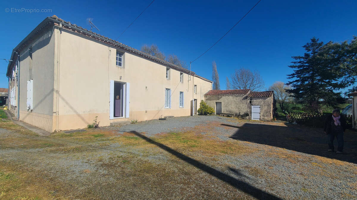 Maison à LA CHAIZE-LE-VICOMTE