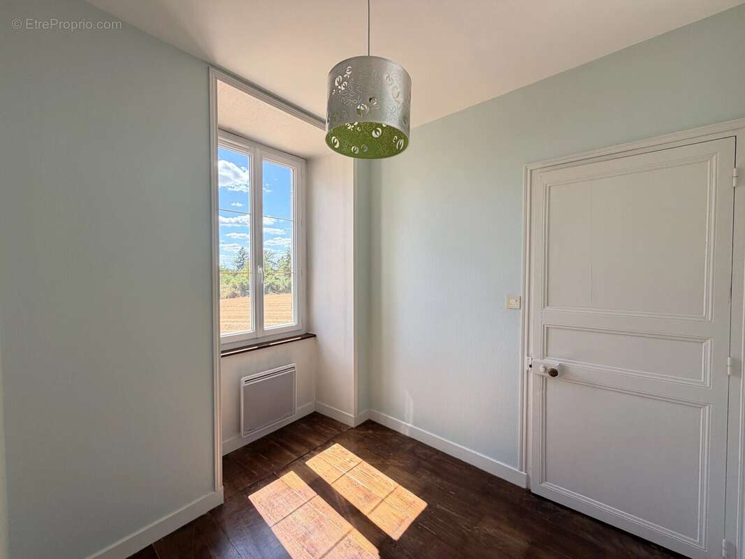 Charmante propriété de caractère avec plus de 2 hectares, grange, cave voûtée et dépendance aménageable à proximité de Ruffec - photo 8
