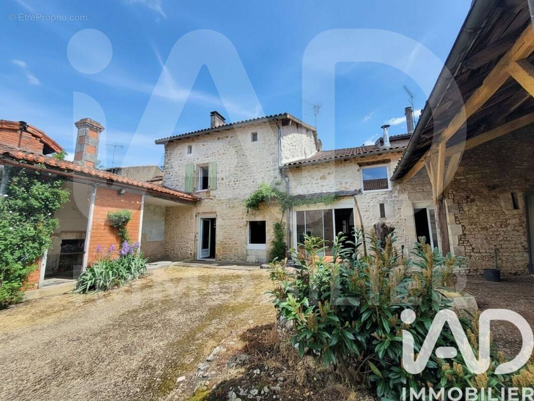 Photo 1 - Maison à CHASSENEUIL-SUR-BONNIEURE