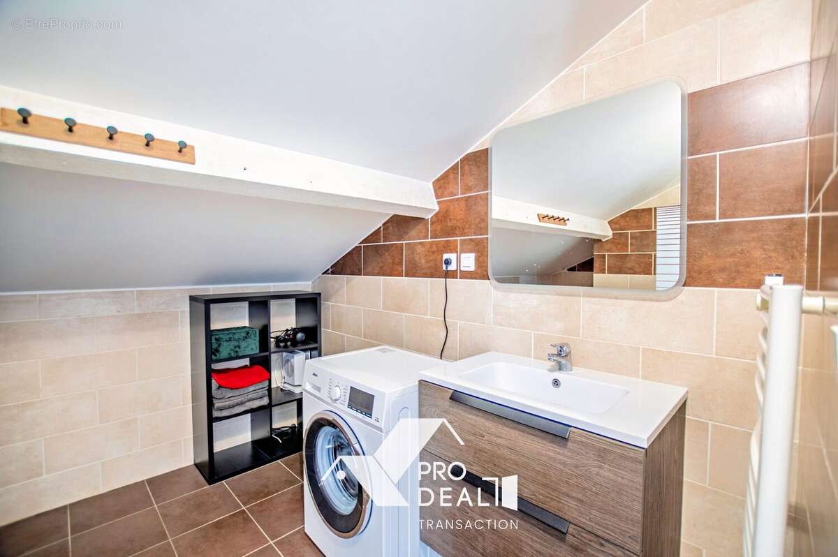 Appartement à SAINT-DENIS-LES-BOURG