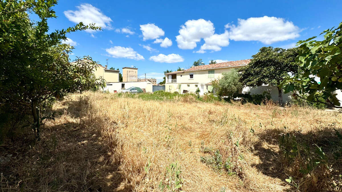 Terrain constructible de 927 m² pour promoteur. Emprise 50 %, hauteur 12  m. - photo 2