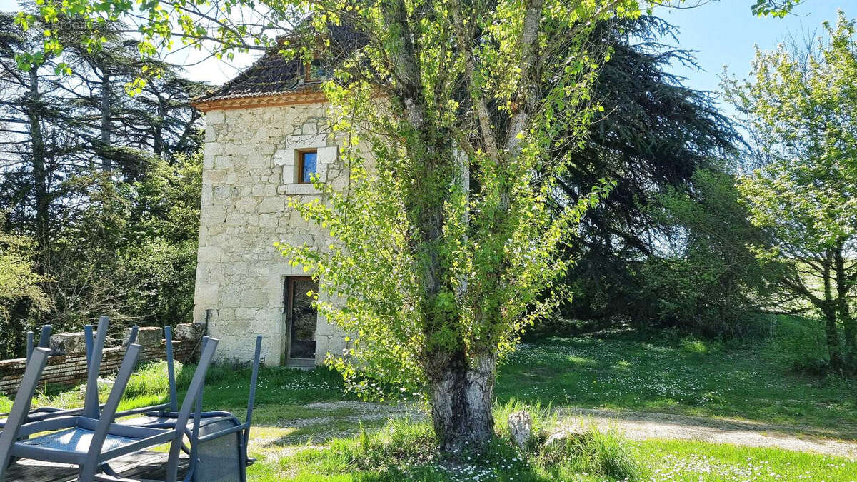 Très beau château datant du XVI ème entièrement rénové au milieu de 50 hectares et ses trois lacs situé dans l - photo 59