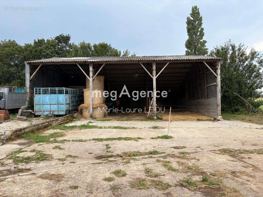 Maison de caractere avec dépendances sur terrain 18500m² environ - photo 12