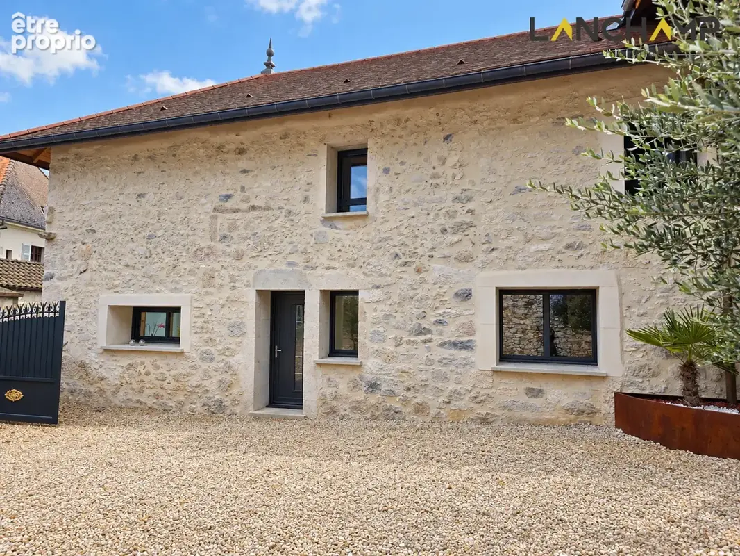 Belley   Maison rénovée aux prestations de qualité et dépendance à fort potentiel - photo 13
