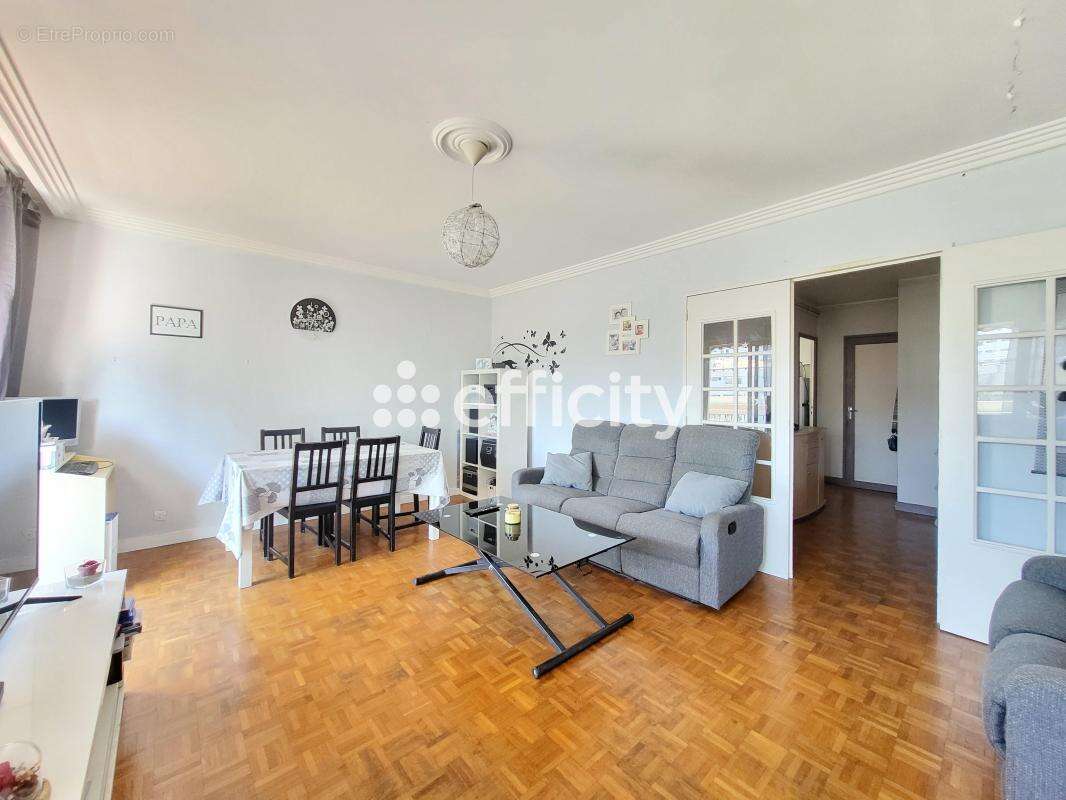 Appartement à PIERRE-BENITE