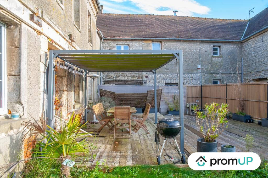 Maison à MONTJAVOULT