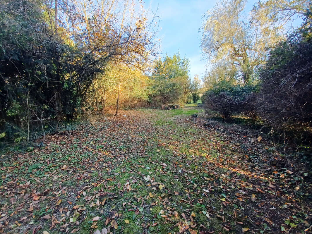 Maison ancienne indépendante, 123m2 hab, T7 avec terrain d'env 2758m2. - photo 3
