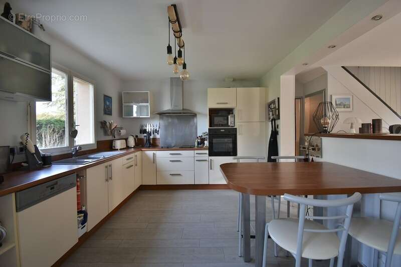Chasselay village prisé - Maison de 155 m² - Piscine chauffée - photo 9