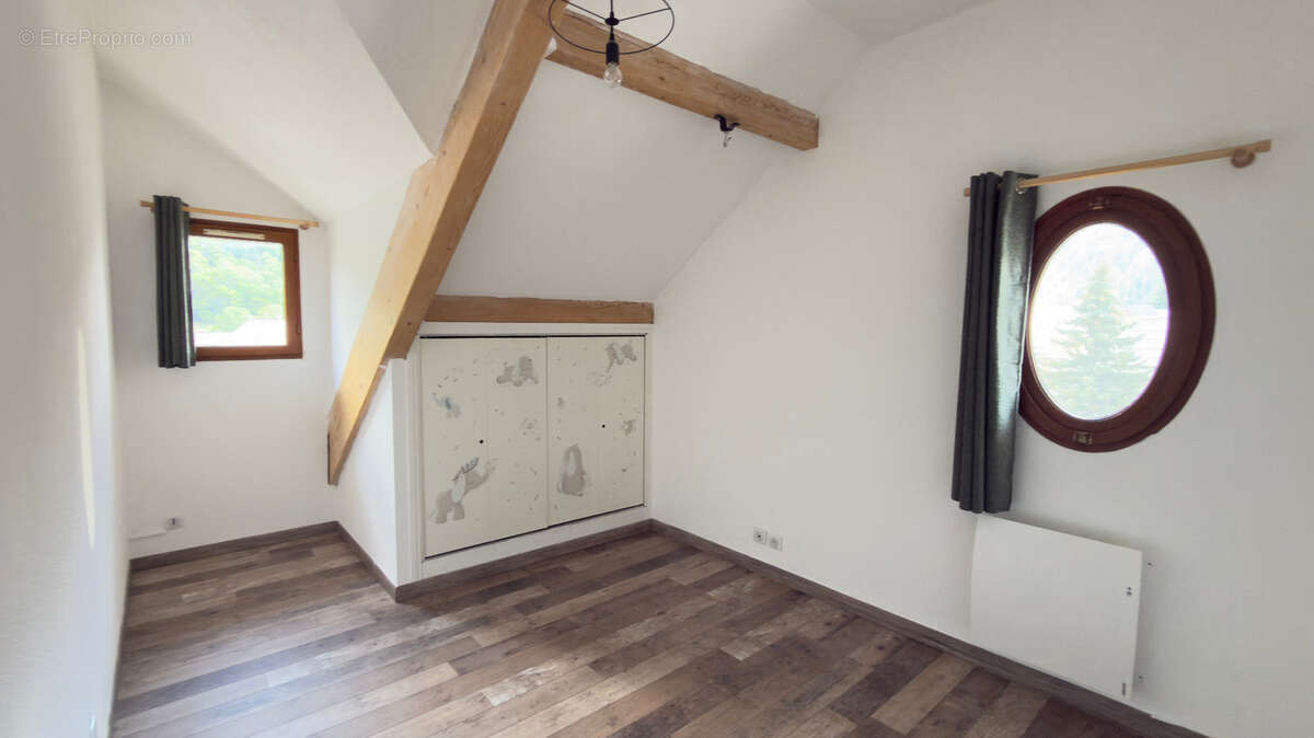Duplex 102m2 rénové - 5 pièces - 3 chambres - balcon avec vue montagnes - proximité stations de ski - photo 8