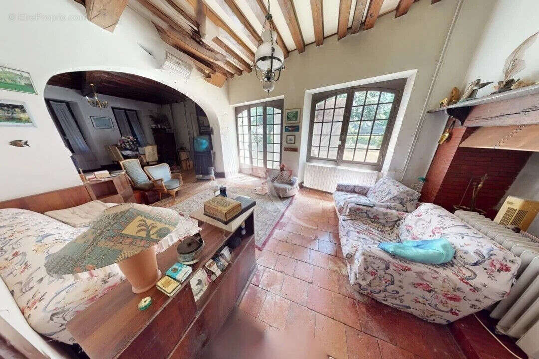 Maison de caractère à rénover. Centre-bourg 330,31 m² habitables sur 17 958 m² de terrain - photo 4