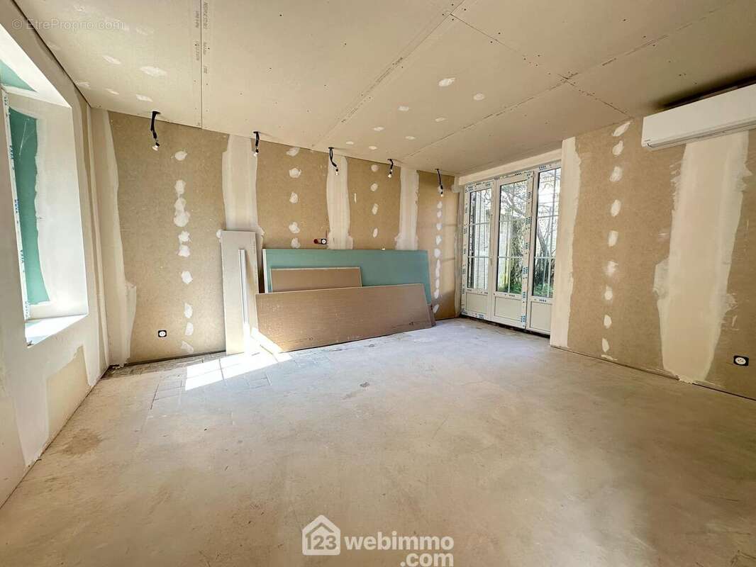 Un salon chaleureux avec accès sur .. - Maison à MONTAIGU