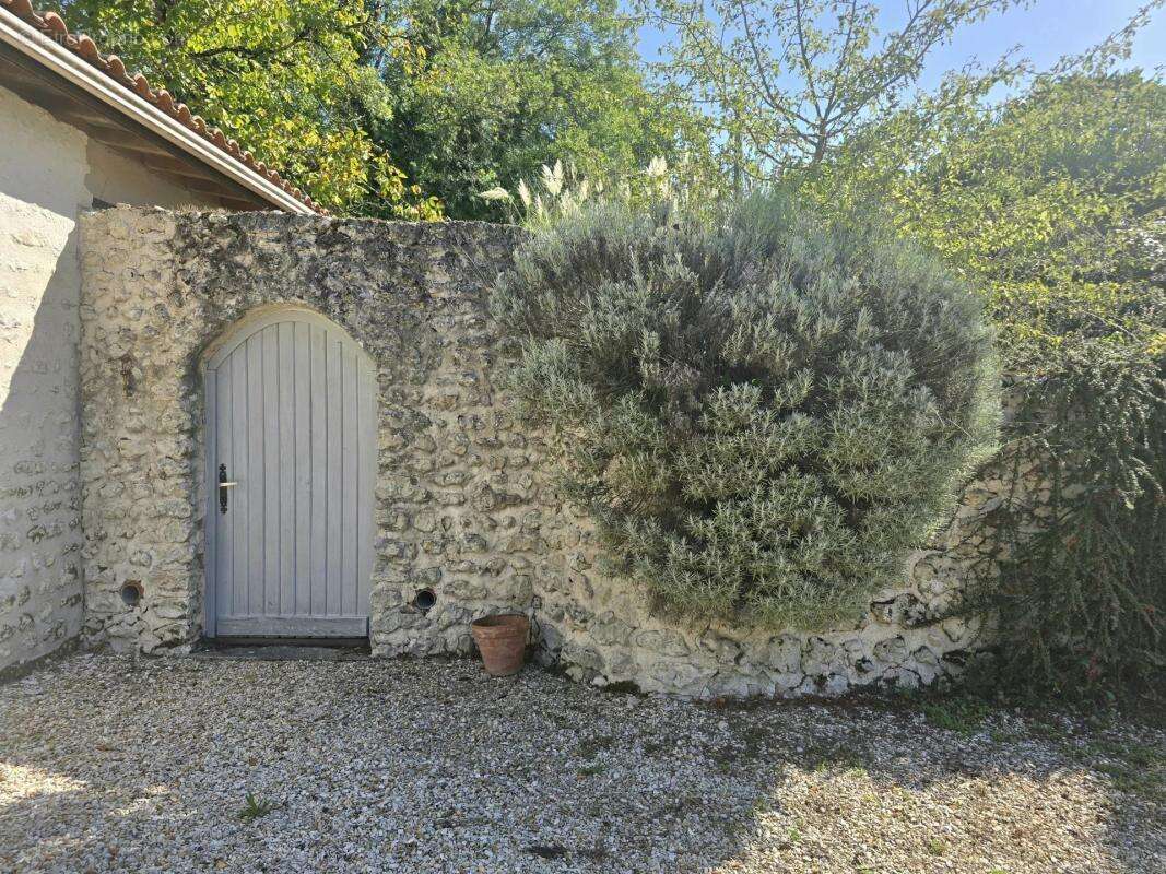 Maison à SAINT-LAURENT-DES-COMBES
