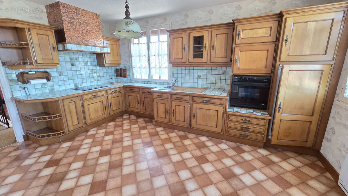 Maison familiale 143 m2     3 chambres     Sous-sol complet     Terrain de 4 700 m2 - photo 3