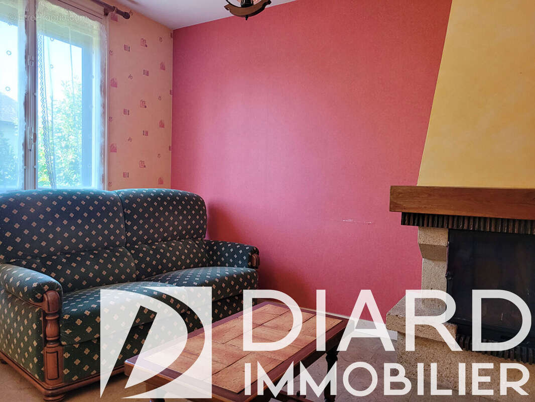 Nouveauté en exclusivité Cabinet DIard Immobilier ! Maison T5 idéalement située en plein centre de Chateaubourg - photo 3