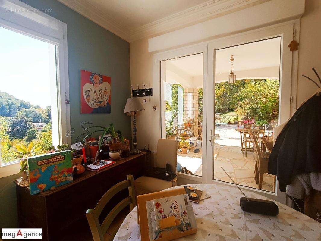 Maison au cachet fou a flanc de roche a tabanac - photo 8