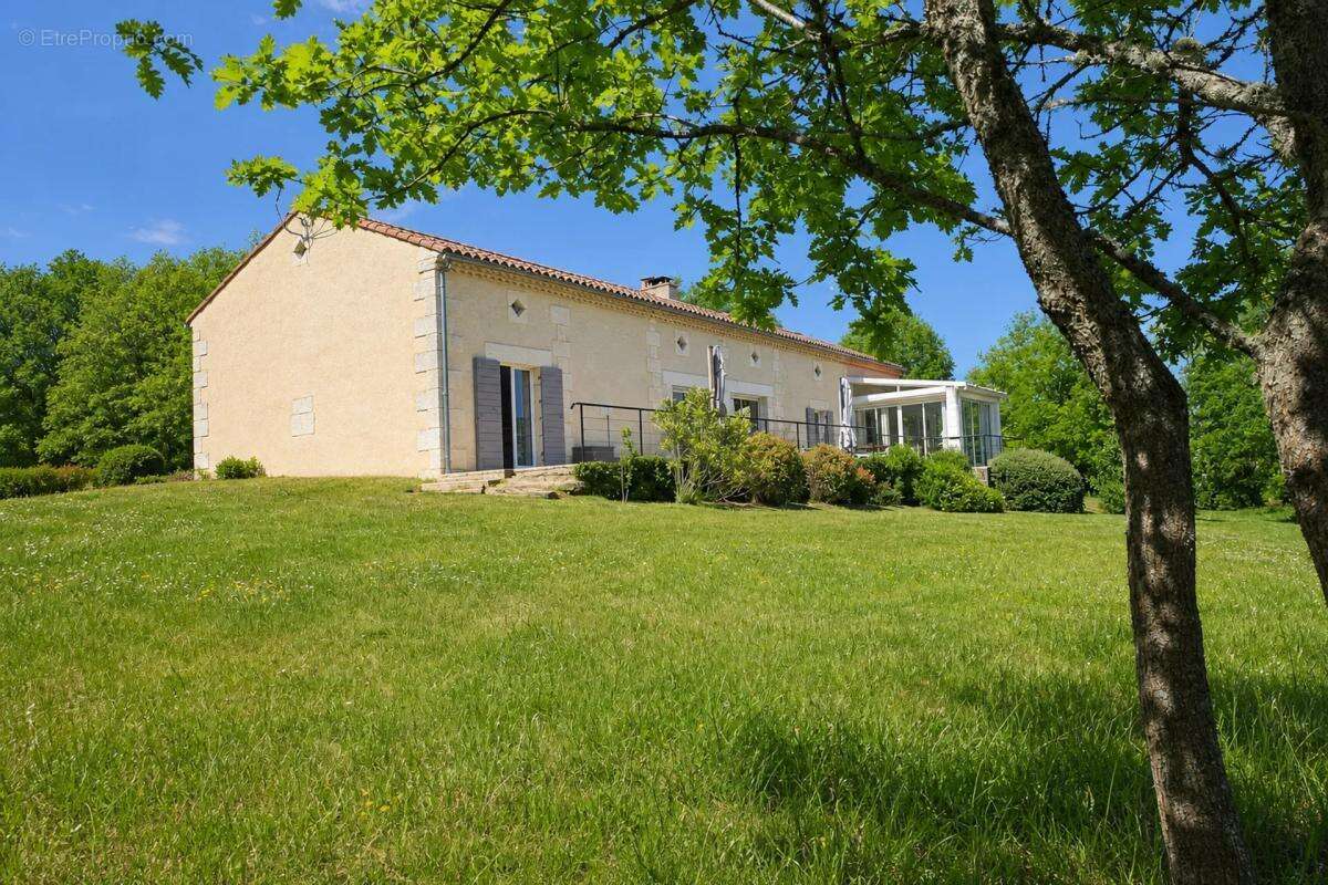 Maison à DOUVILLE