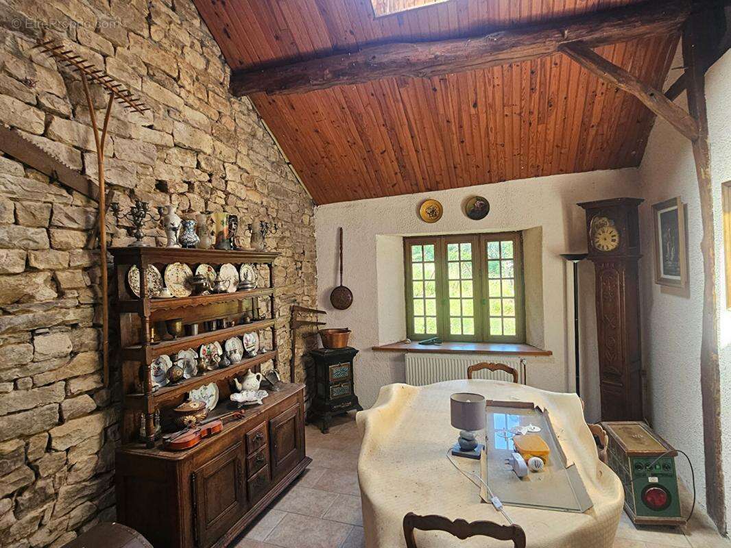 Maison de caractère en pierres, dépendances et terrain de 1,36 ha avec source - photo 17