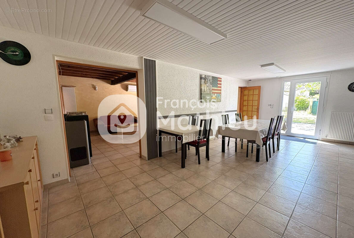 LE PLANTAY - Grande maison 4 chambres et bureau avec grand garage sur 696 m2 de terrain - photo 4