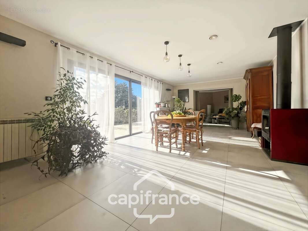 LES TAILLADES, maison individuelle de plain pied  de 210 m2, en campagne,  4 chambres, sur un terrain de 2900 m2 environ, piscin - photo 19