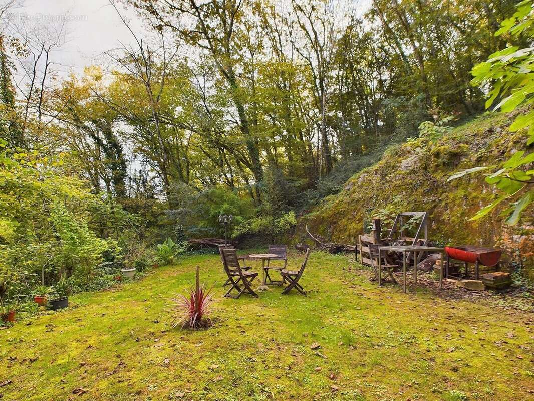 Maison unique construite dans la roche naturelle à La Roque-Gageac, l'un des plus beaux villages de France dans la vallée de la  - photo 15