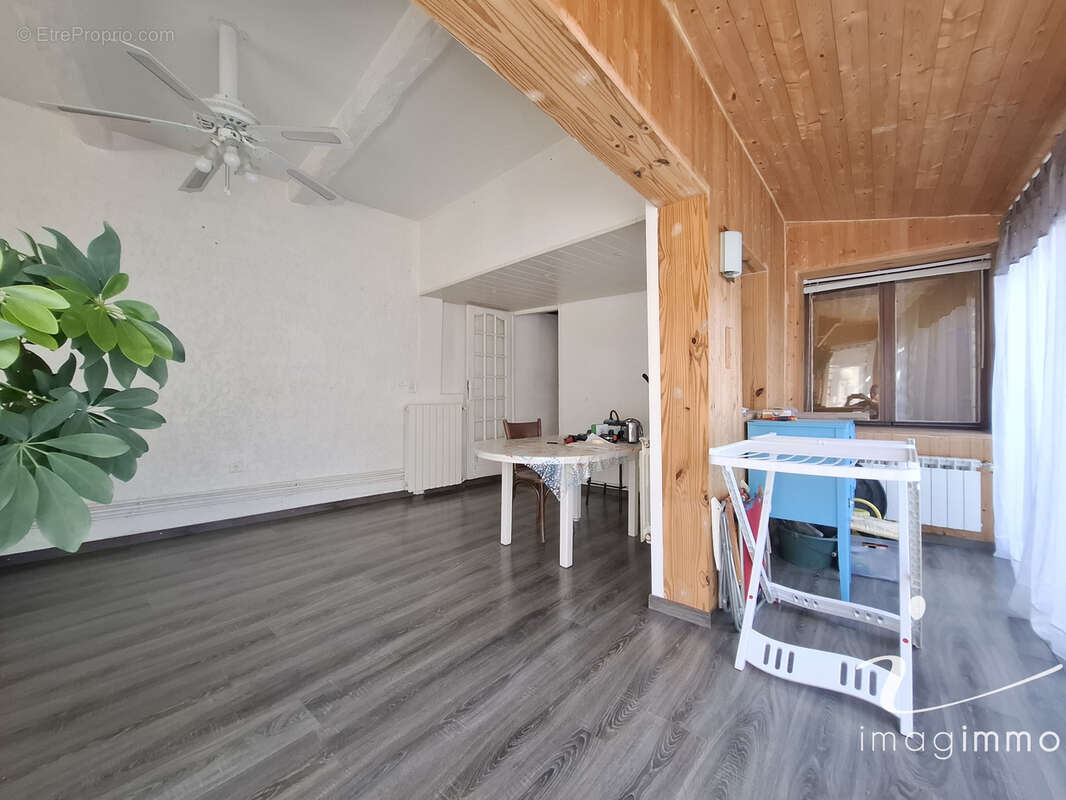 Rare maison de village de type 4 avec cours et garage de 60 m2 ! - photo 8