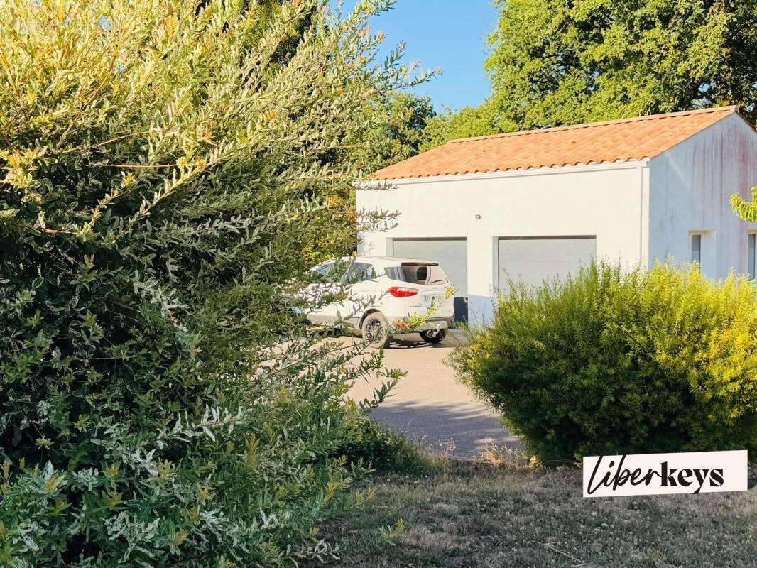 Maison familiale de plain-pied avec piscine, double garage et prestations énergétiques de qualité – Terrain arboré de 1 812 m² - photo 2