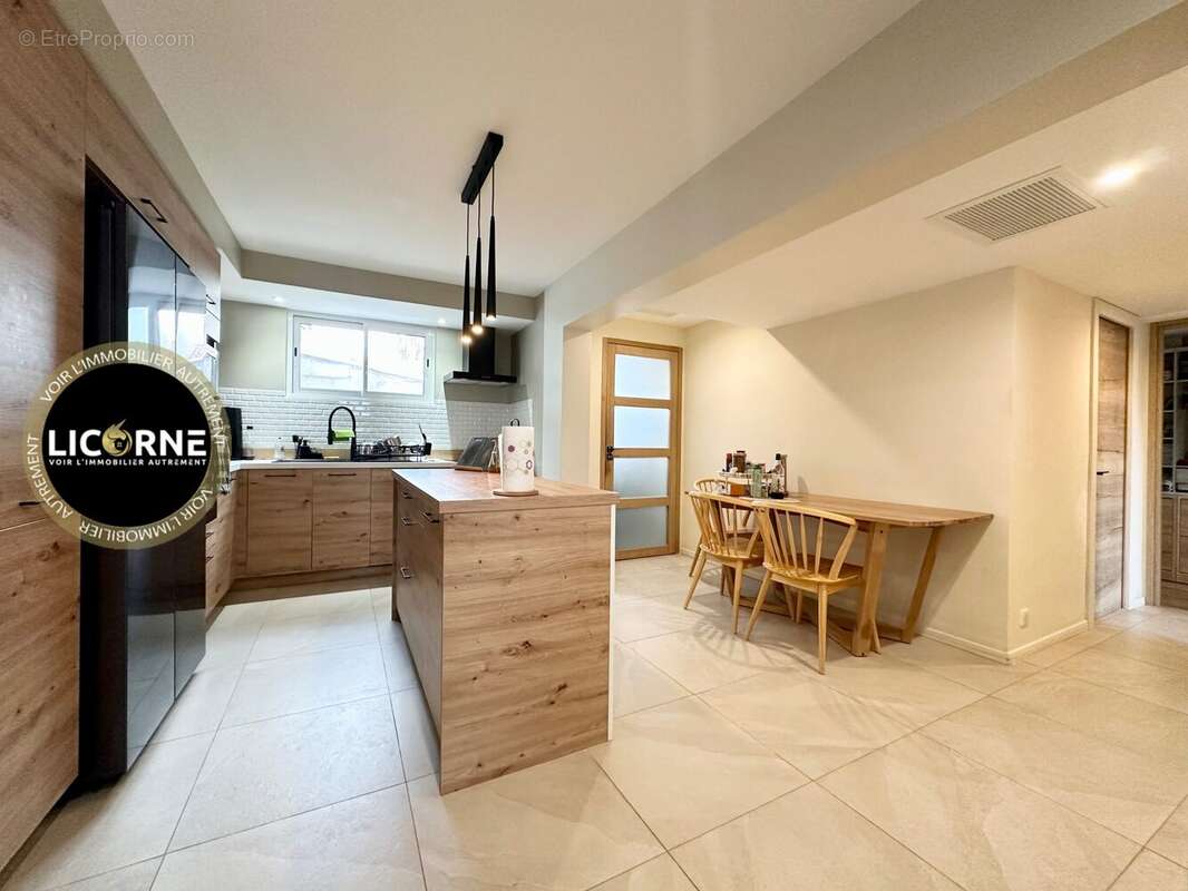 Maison à LE PUY-SAINTE-REPARADE