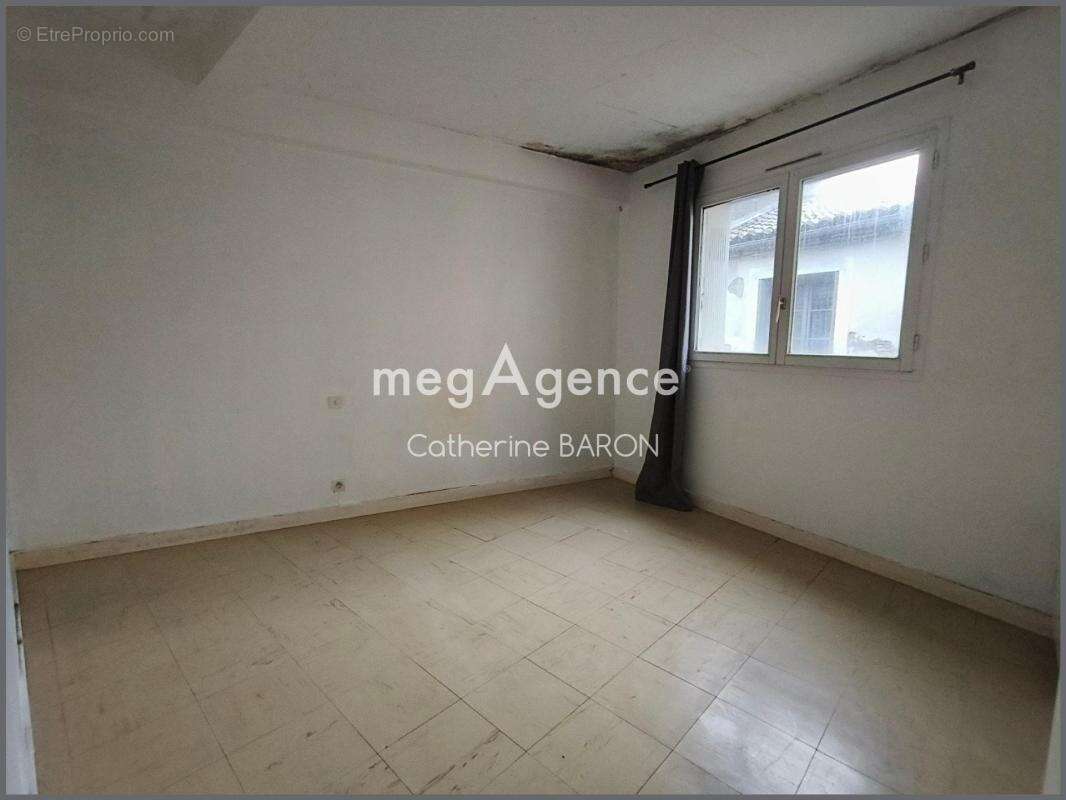 Immeuble 95m2 - 1 T2 et 1 T3 avec terrasse - photo 2