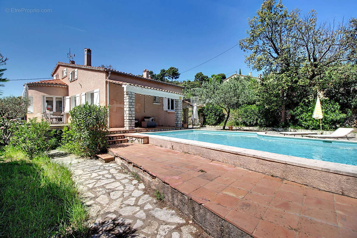 A VENDRE à LORGUES ! Maison de type T6 pièces  de 144 m² + piscine + garage sur un terrain de 1692m² - photo 18