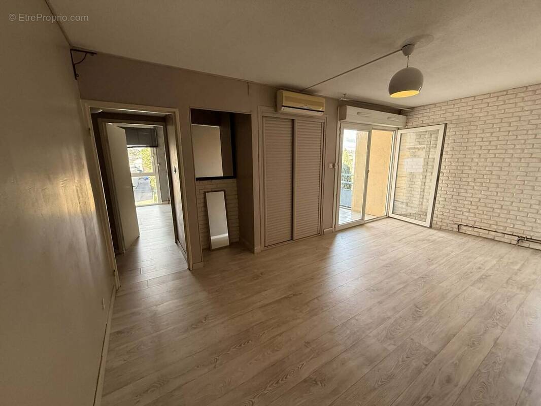 Appartement à BAGNOLS-SUR-CEZE