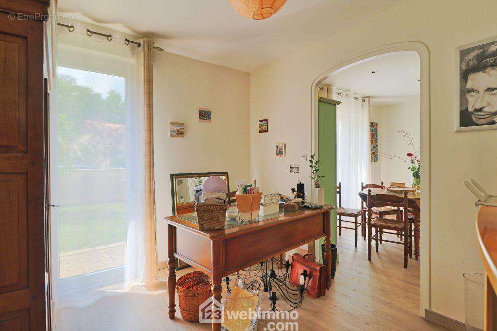 Avec dans le prolongement, un bureau de 9 m2. - Maison à SAINT-BENOIT