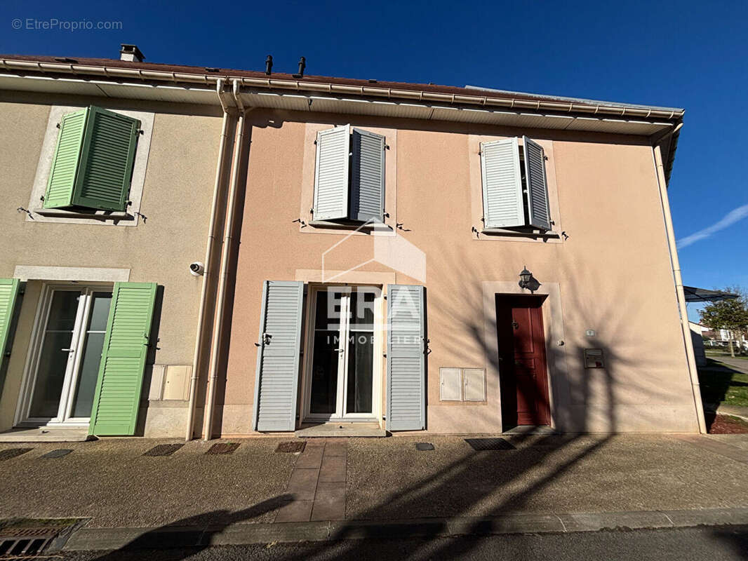 Maison à LE COUDRAY-MONTCEAUX