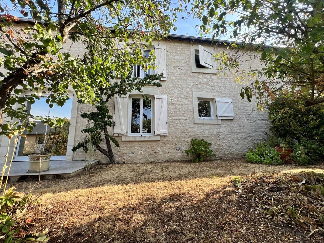 Maison de caractère rénovée – 182 m² – Studio indépendant 31m² – Garage de 117 m² – Terrain clos de 2 235 m² - photo 1
