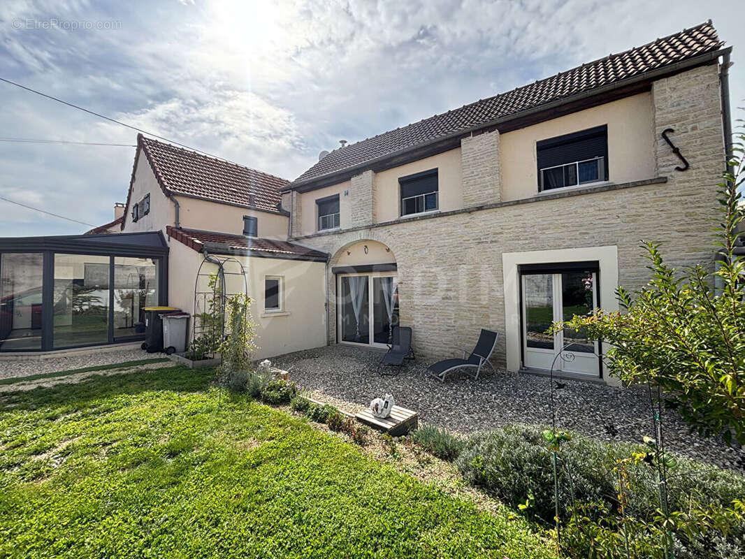 Maison à CRUZY-LE-CHATEL