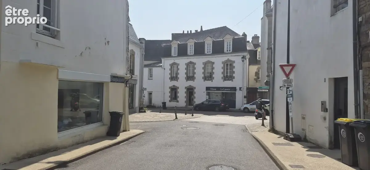 Local commercial - Vitrine sur angle de rue - 150m de la mairie. - photo 2